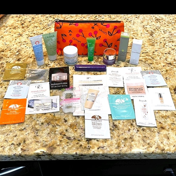 ❤25 pc Skincare Sample Bundle + Cosmetic Bag❤ - Picture 1 of 7